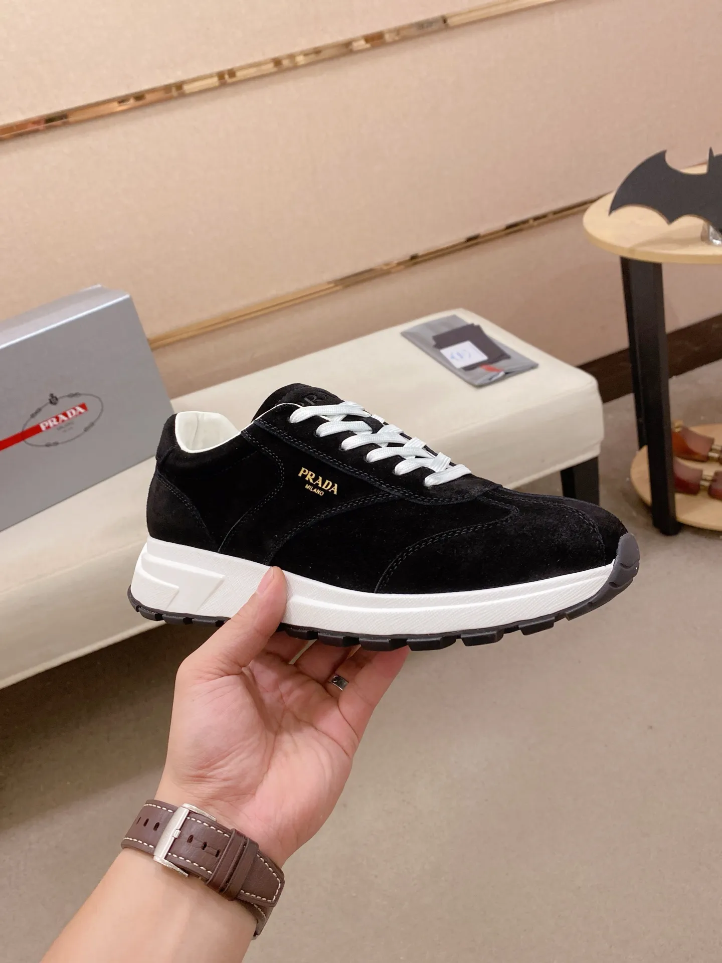 Men's shoes 💰 580💰 ✔️✔️✔️High version High-quality new PRADA counters are launched simultaneously. The new men's shoes and 😘fabric are selected suede cowhide and are made by pure handicrafts. Lining: Full cowhide lining. 👍🏿 High-end ☄️ air-cushion molded anti-slip rubber outsole, exquisite lines, simple and elegant, comfortable and high-end for leisure travel. Code number: 38 to 44